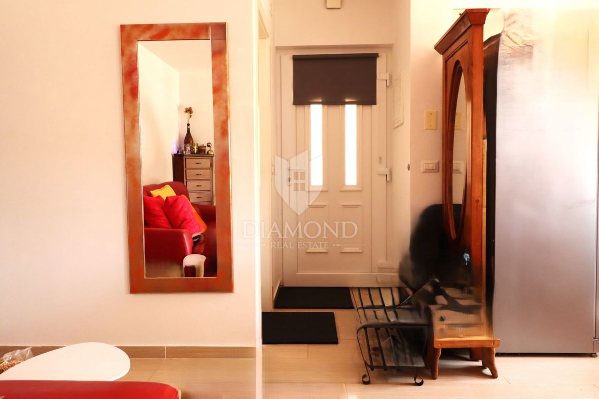 Stanovanje v pritličju s tremi sobami, zasebnim vrtom in parkirnim mestom, na odlični lokaciji v središču kraja, le nekaj minut od Poreča.