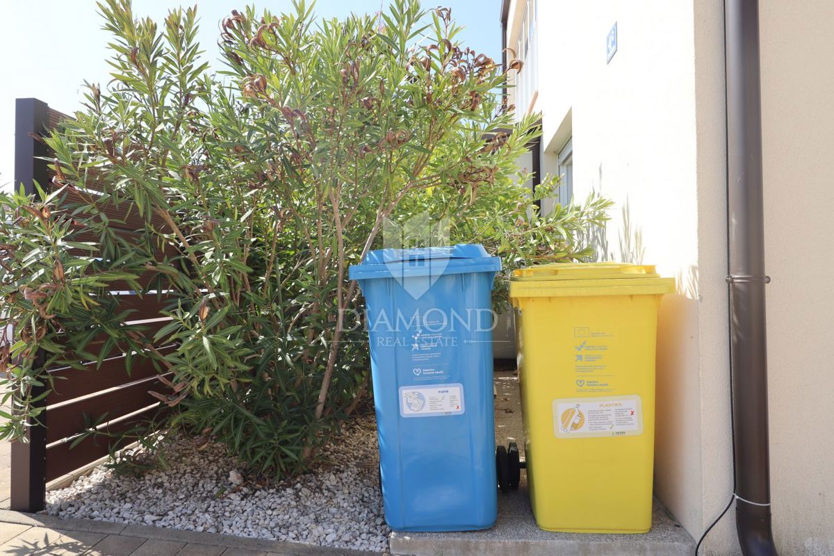 Stanovanje v pritličju s tremi sobami, zasebnim vrtom in parkirnim mestom, na odlični lokaciji v središču kraja, le nekaj minut od Poreča.