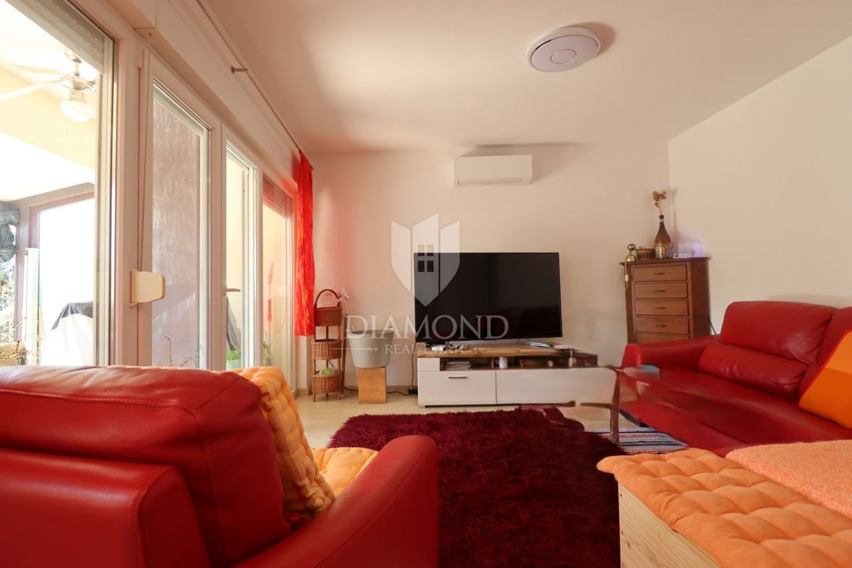 Stanovanje v pritličju s tremi sobami, zasebnim vrtom in parkirnim mestom, na odlični lokaciji v središču kraja, le nekaj minut od Poreča.