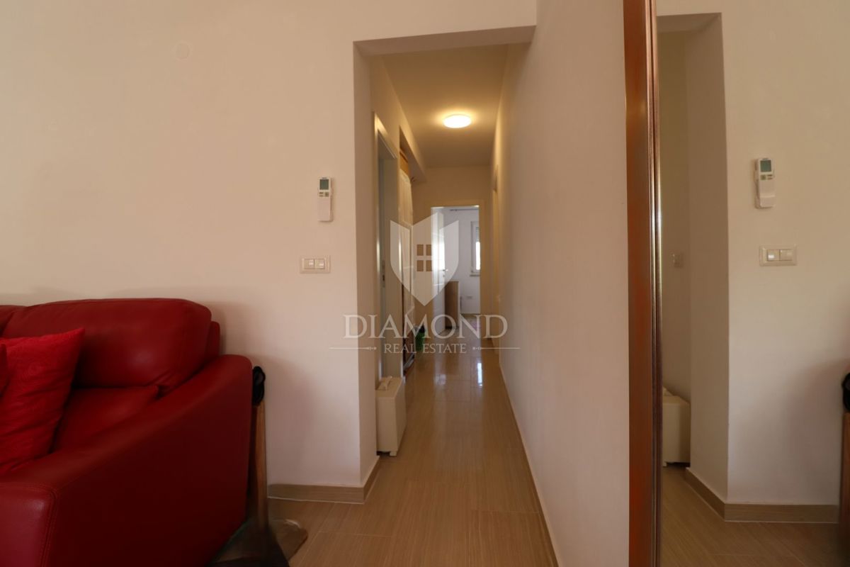 Stanovanje v pritličju s tremi sobami, zasebnim vrtom in parkirnim mestom, na odlični lokaciji v središču kraja, le nekaj minut od Poreča.