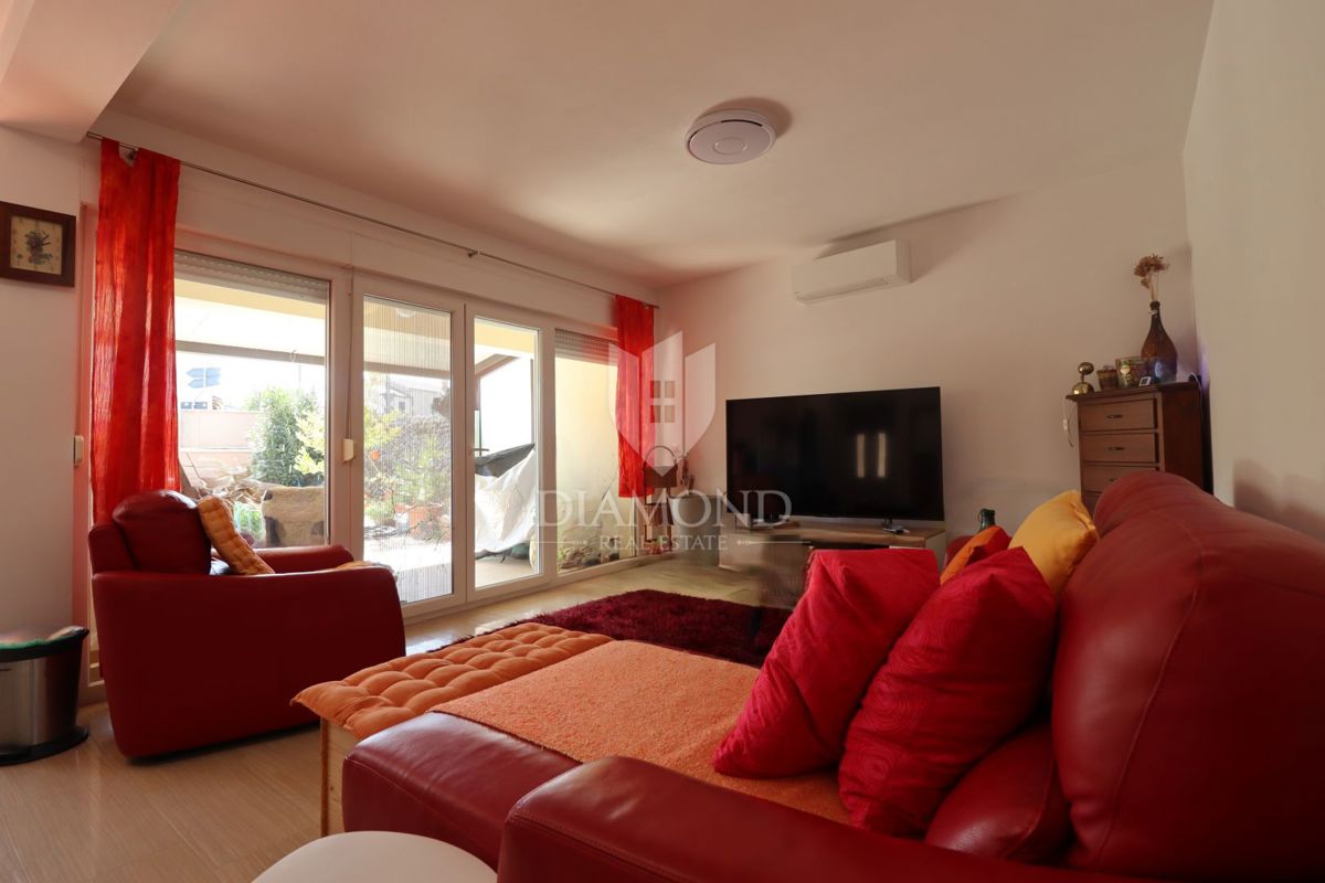 Stanovanje v pritličju s tremi sobami, zasebnim vrtom in parkirnim mestom, na odlični lokaciji v središču kraja, le nekaj minut od Poreča.