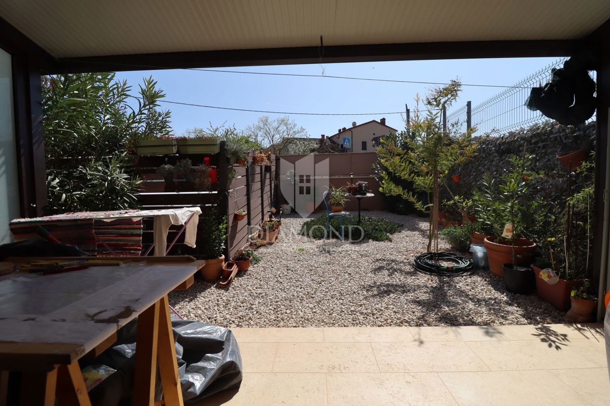 Stanovanje v pritličju s tremi sobami, zasebnim vrtom in parkirnim mestom, na odlični lokaciji v središču kraja, le nekaj minut od Poreča.