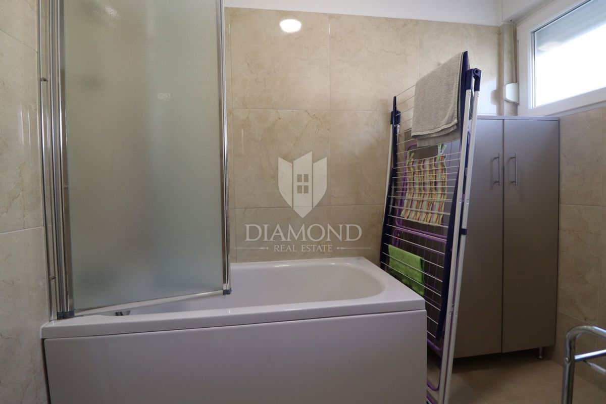 Stanovanje v pritličju s tremi sobami, zasebnim vrtom in parkirnim mestom, na odlični lokaciji v središču kraja, le nekaj minut od Poreča.