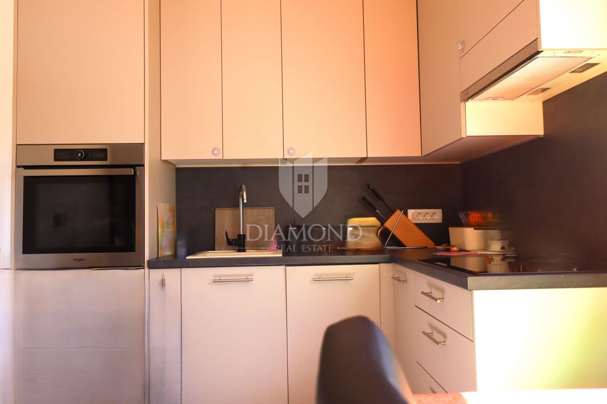 Stanovanje v pritličju s tremi sobami, zasebnim vrtom in parkirnim mestom, na odlični lokaciji v središču kraja, le nekaj minut od Poreča.