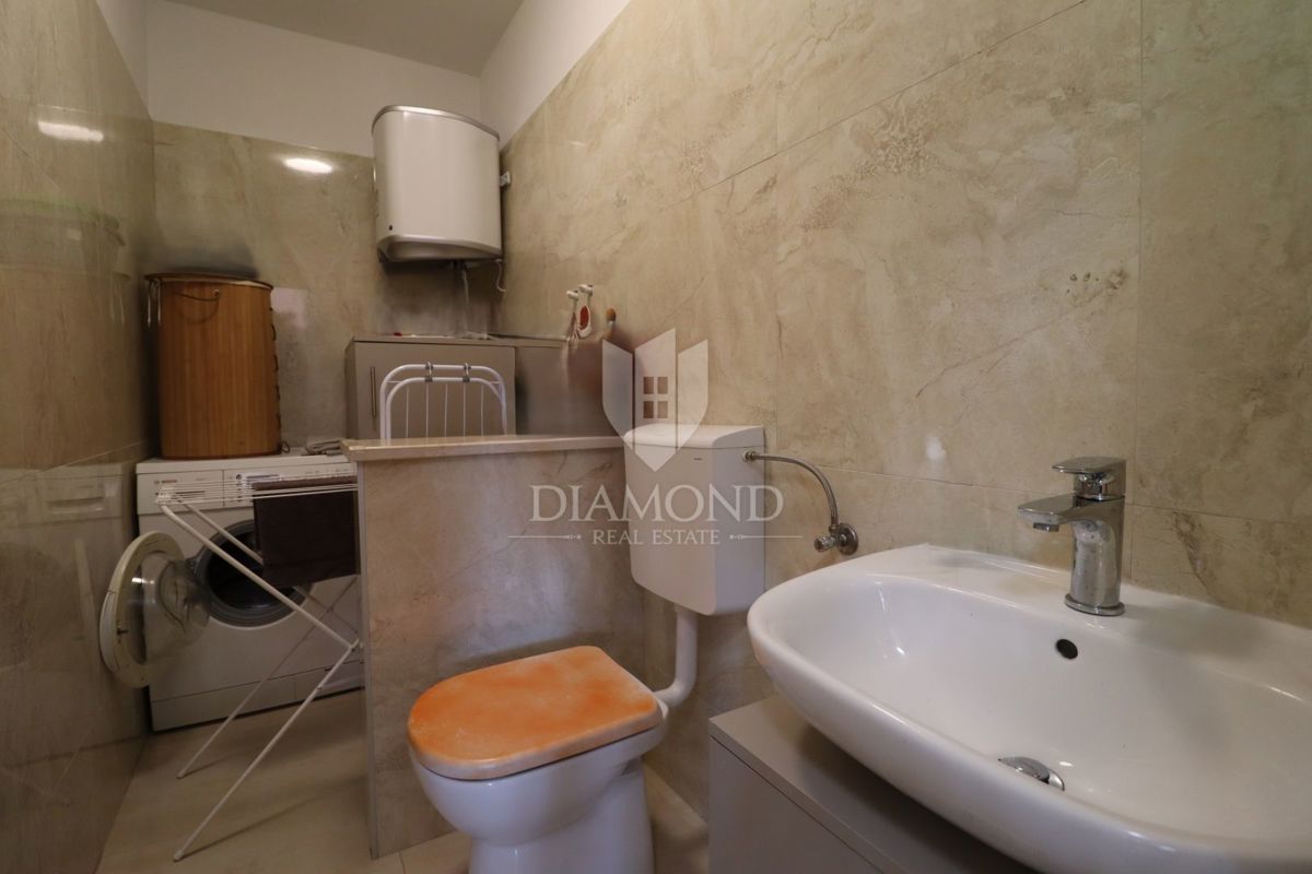 Stanovanje v pritličju s tremi sobami, zasebnim vrtom in parkirnim mestom, na odlični lokaciji v središču kraja, le nekaj minut od Poreča.