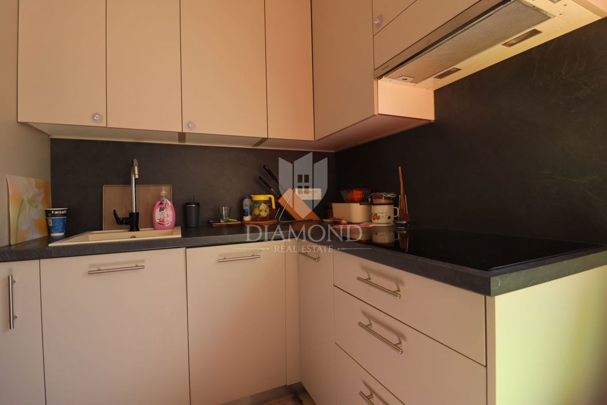 Stanovanje v pritličju s tremi sobami, zasebnim vrtom in parkirnim mestom, na odlični lokaciji v središču kraja, le nekaj minut od Poreča.