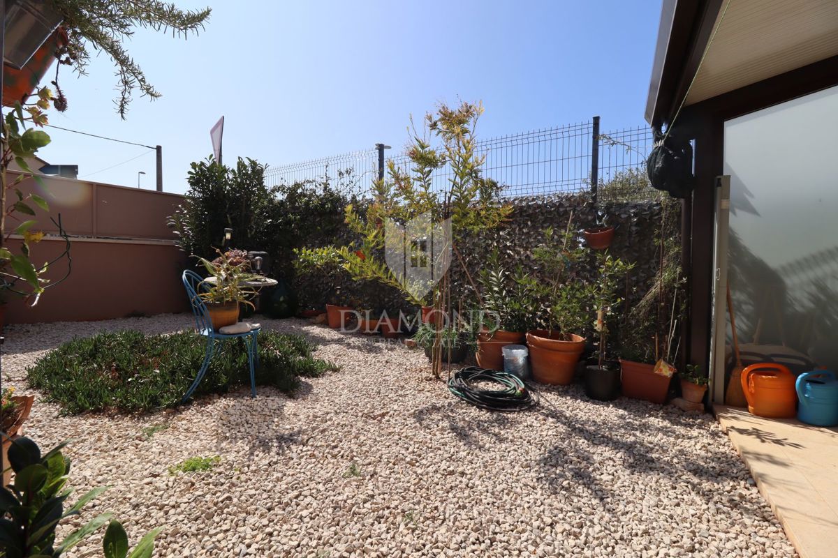 Stanovanje v pritličju s tremi sobami, zasebnim vrtom in parkirnim mestom, na odlični lokaciji v središču kraja, le nekaj minut od Poreča.