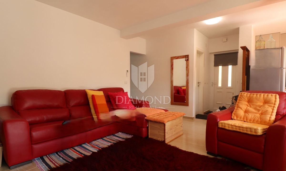 Stanovanje v pritličju s tremi sobami, zasebnim vrtom in parkirnim mestom, na odlični lokaciji v središču kraja, le nekaj minut od Poreča.