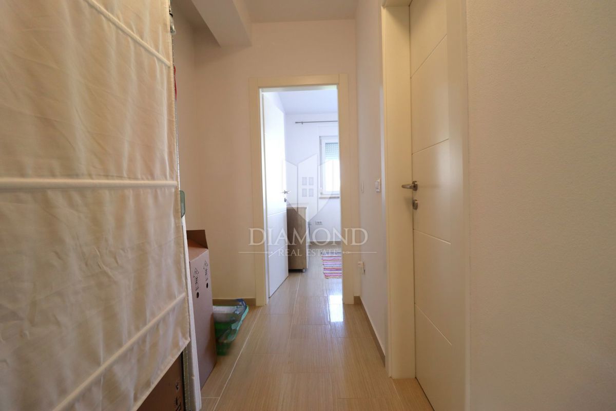 Stanovanje v pritličju s tremi sobami, zasebnim vrtom in parkirnim mestom, na odlični lokaciji v središču kraja, le nekaj minut od Poreča.