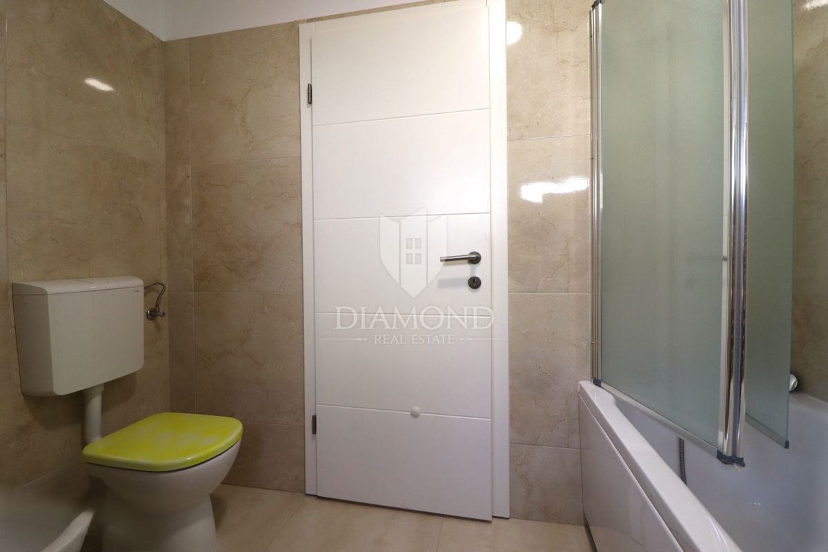 Stanovanje v pritličju s tremi sobami, zasebnim vrtom in parkirnim mestom, na odlični lokaciji v središču kraja, le nekaj minut od Poreča.