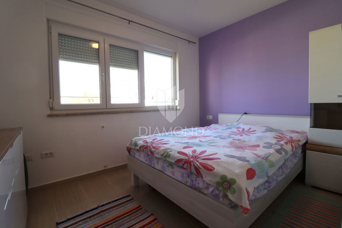 Stanovanje v pritličju s tremi sobami, zasebnim vrtom in parkirnim mestom, na odlični lokaciji v središču kraja, le nekaj minut od Poreča.