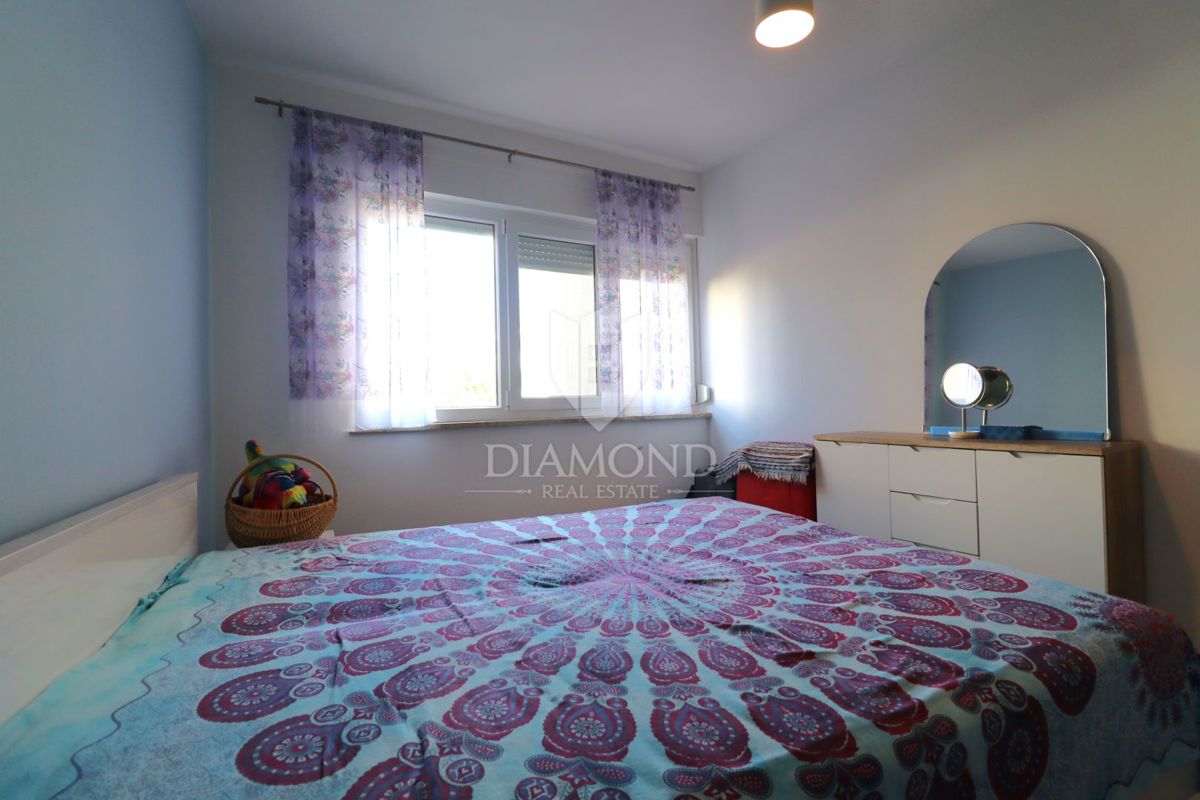 Stanovanje v pritličju s tremi sobami, zasebnim vrtom in parkirnim mestom, na odlični lokaciji v središču kraja, le nekaj minut od Poreča.