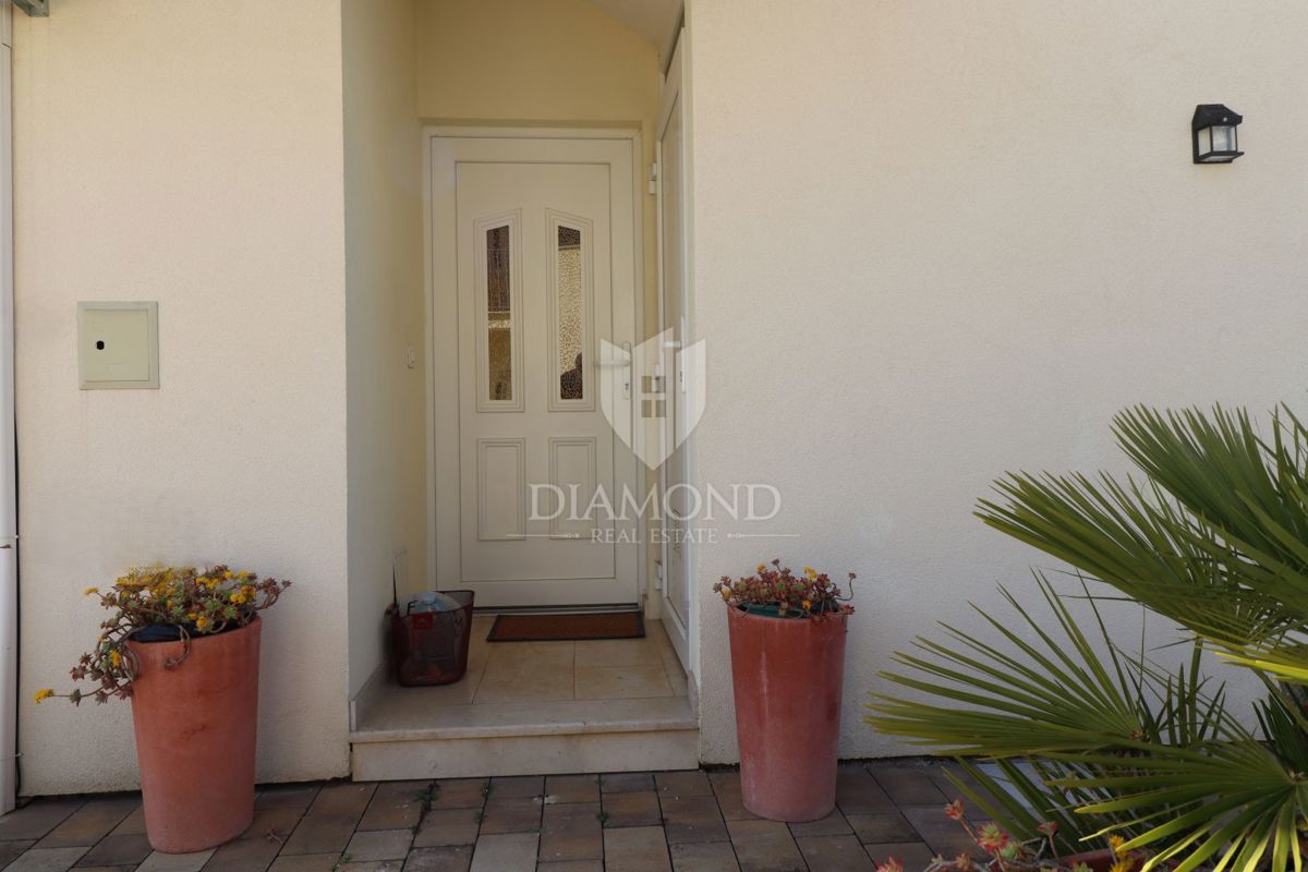 Stanovanje v pritličju s tremi sobami, zasebnim vrtom in parkirnim mestom, na odlični lokaciji v središču kraja, le nekaj minut od Poreča.