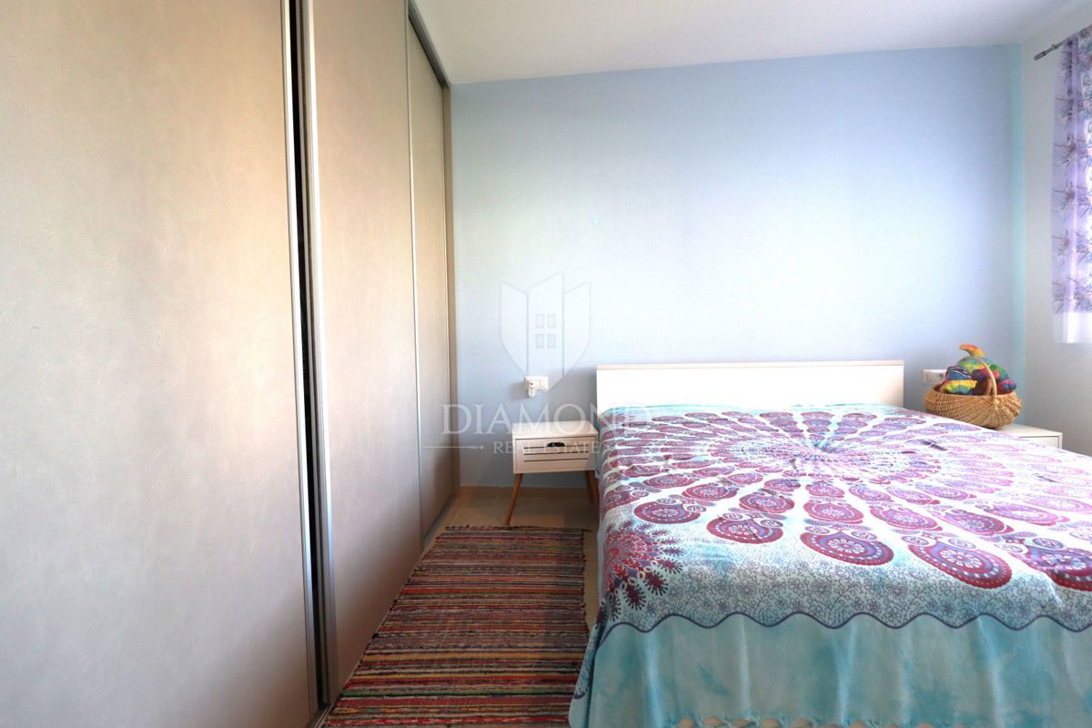 Stanovanje v pritličju s tremi sobami, zasebnim vrtom in parkirnim mestom, na odlični lokaciji v središču kraja, le nekaj minut od Poreča.