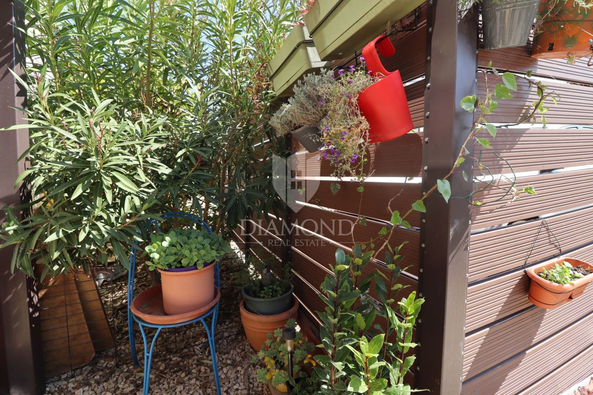 Stanovanje v pritličju s tremi sobami, zasebnim vrtom in parkirnim mestom, na odlični lokaciji v središču kraja, le nekaj minut od Poreča.