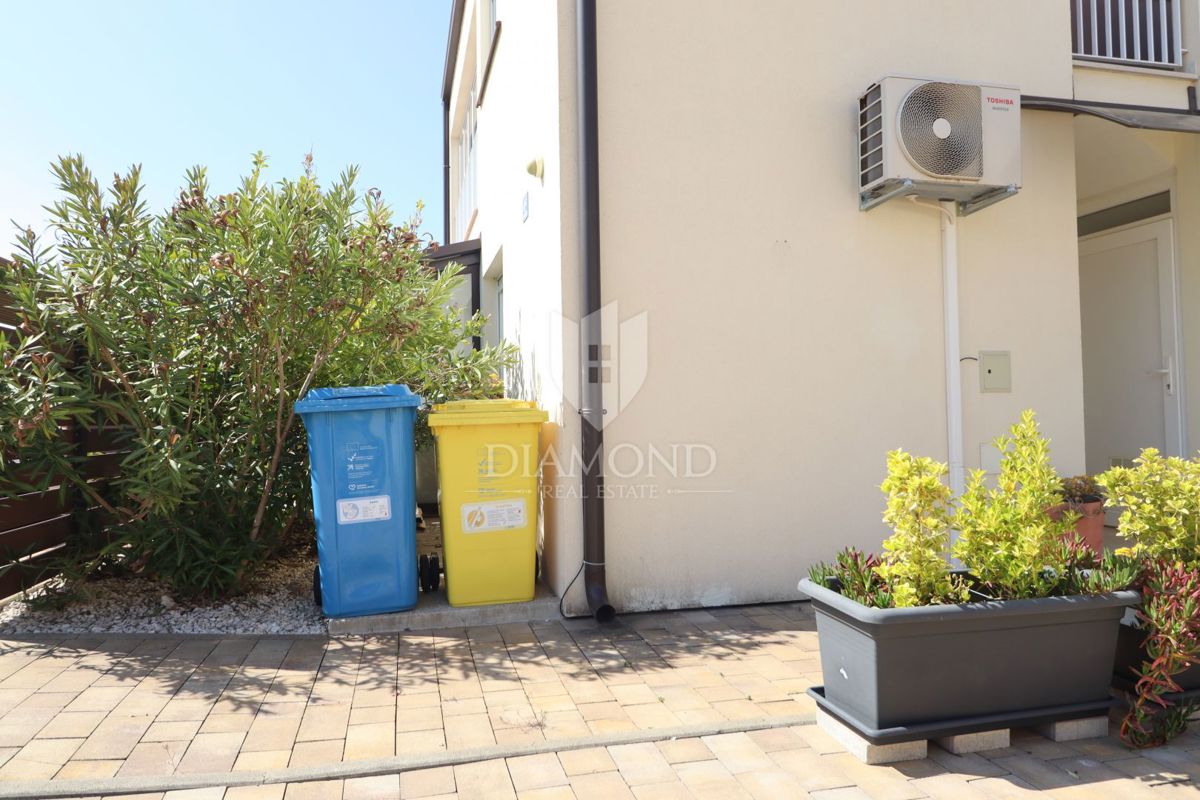 Stanovanje v pritličju s tremi sobami, zasebnim vrtom in parkirnim mestom, na odlični lokaciji v središču kraja, le nekaj minut od Poreča.