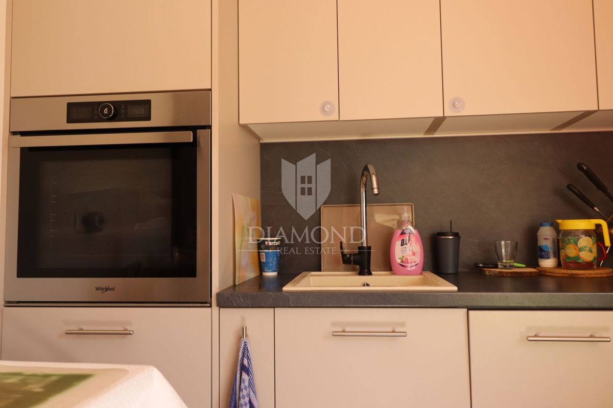 Stanovanje v pritličju s tremi sobami, zasebnim vrtom in parkirnim mestom, na odlični lokaciji v središču kraja, le nekaj minut od Poreča.