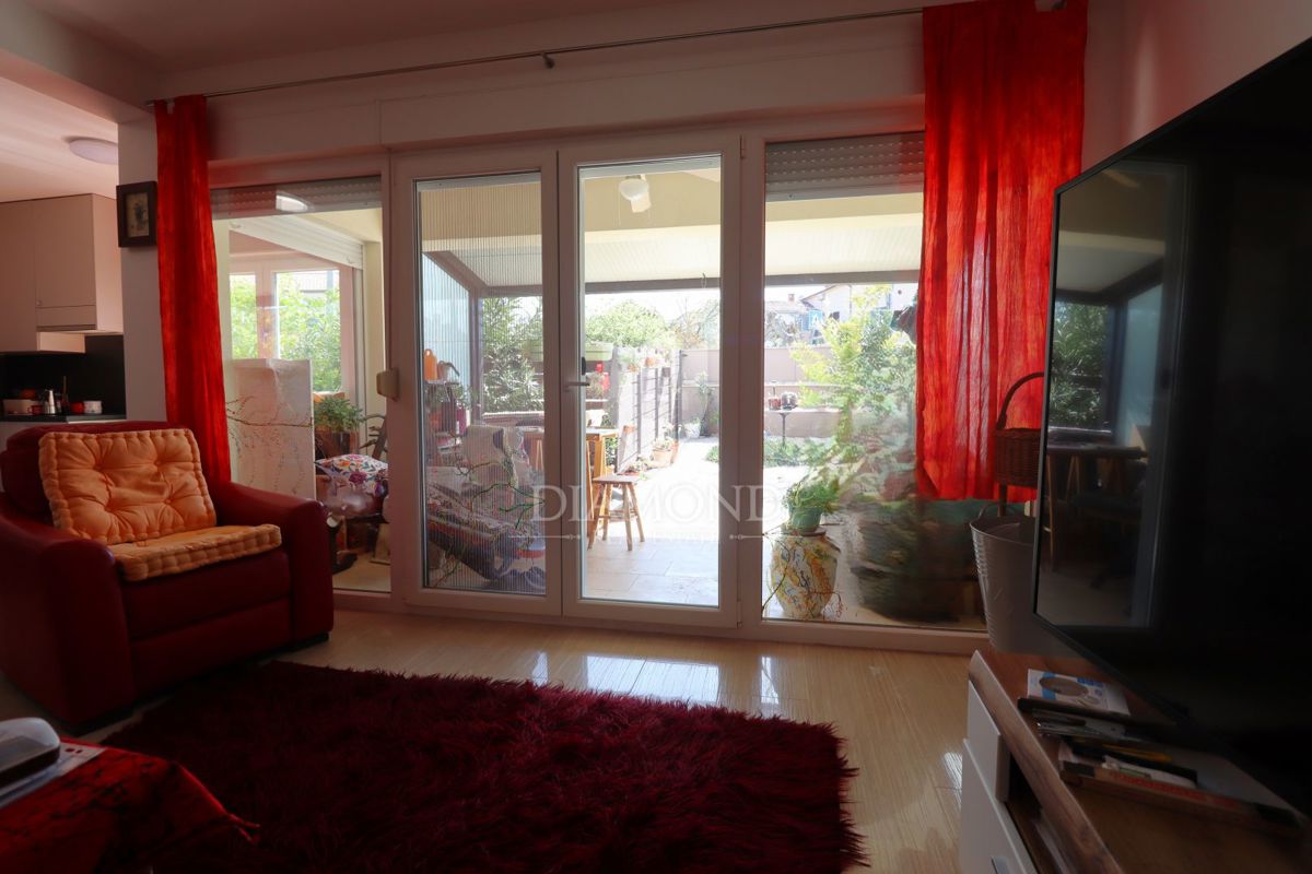 Stanovanje v pritličju s tremi sobami, zasebnim vrtom in parkirnim mestom, na odlični lokaciji v središču kraja, le nekaj minut od Poreča.