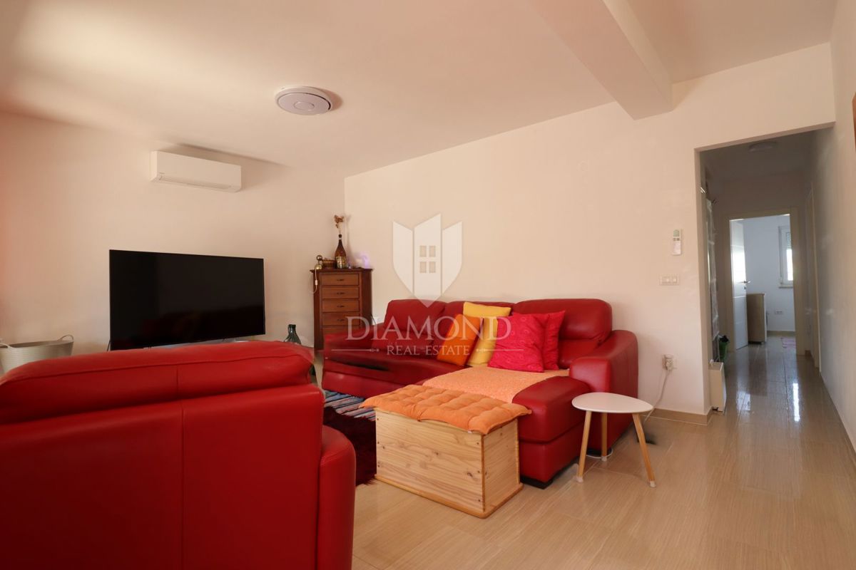 Stanovanje v pritličju s tremi sobami, zasebnim vrtom in parkirnim mestom, na odlični lokaciji v središču kraja, le nekaj minut od Poreča.