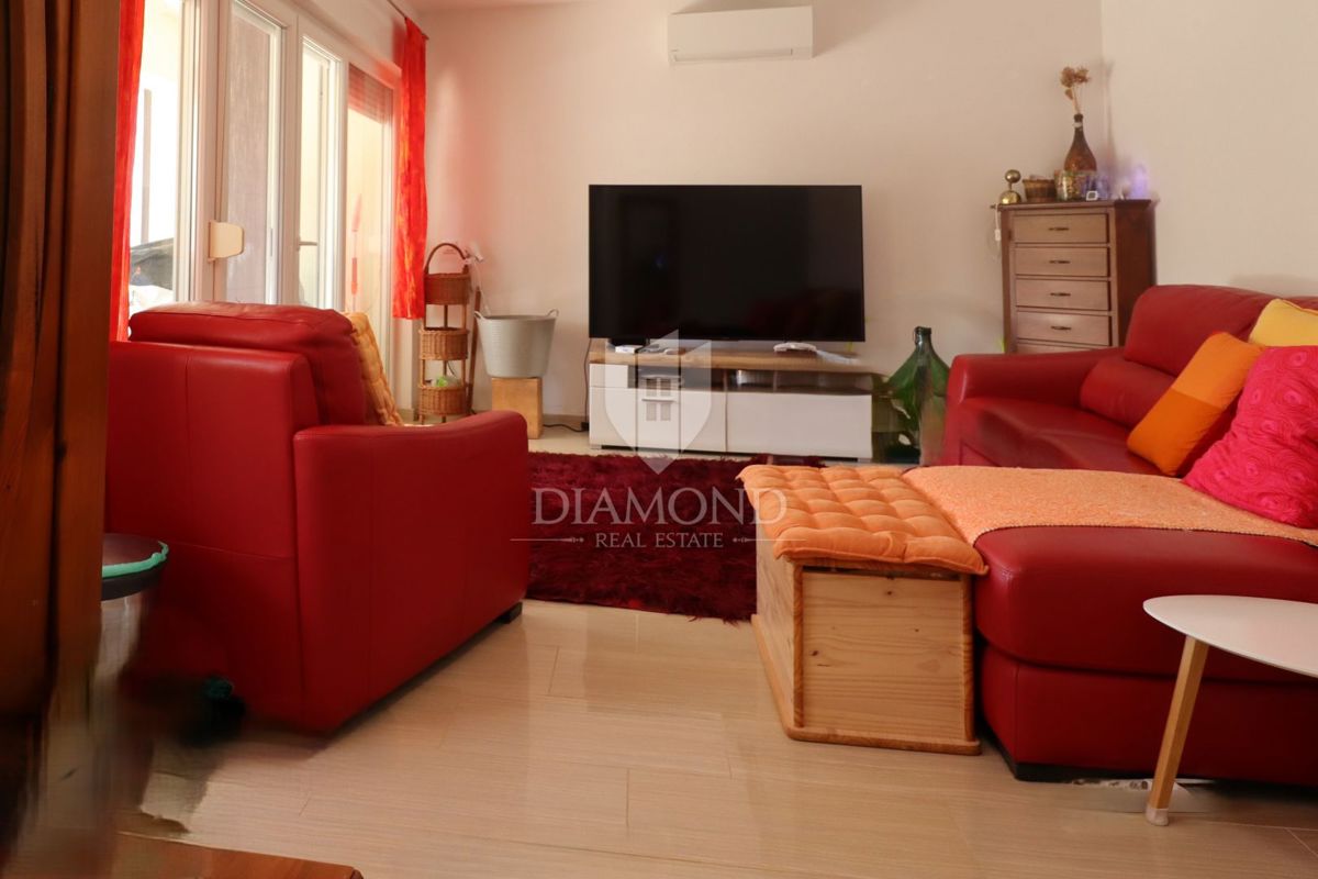 Stanovanje v pritličju s tremi sobami, zasebnim vrtom in parkirnim mestom, na odlični lokaciji v središču kraja, le nekaj minut od Poreča.