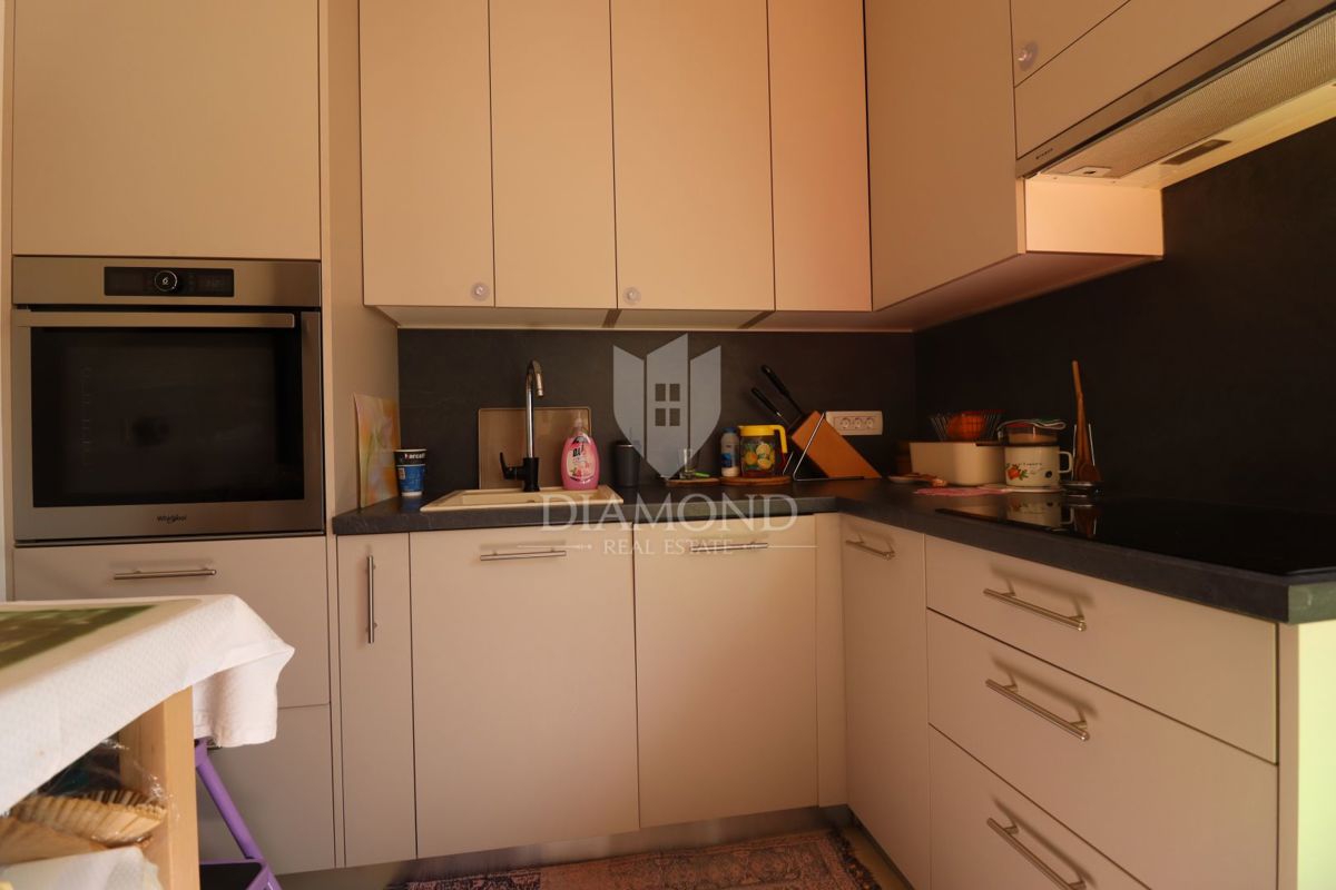 Stanovanje v pritličju s tremi sobami, zasebnim vrtom in parkirnim mestom, na odlični lokaciji v središču kraja, le nekaj minut od Poreča.