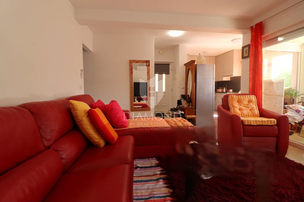 Stanovanje v pritličju s tremi sobami, zasebnim vrtom in parkirnim mestom, na odlični lokaciji v središču kraja, le nekaj minut od Poreča.