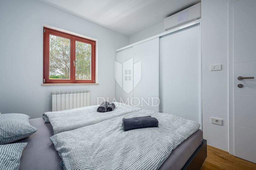 Ekskluzivno! Vila z bazenom v 2. vrsti od morja