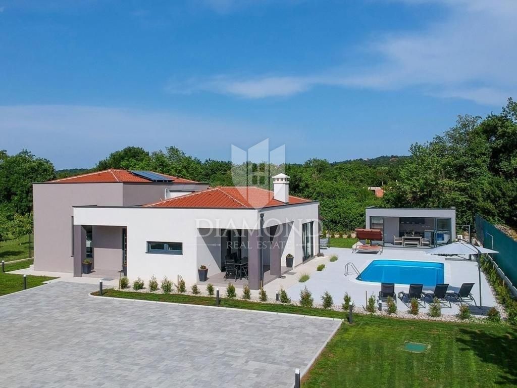 Labin, moderna počitniška vila z ogrevanim bazenom