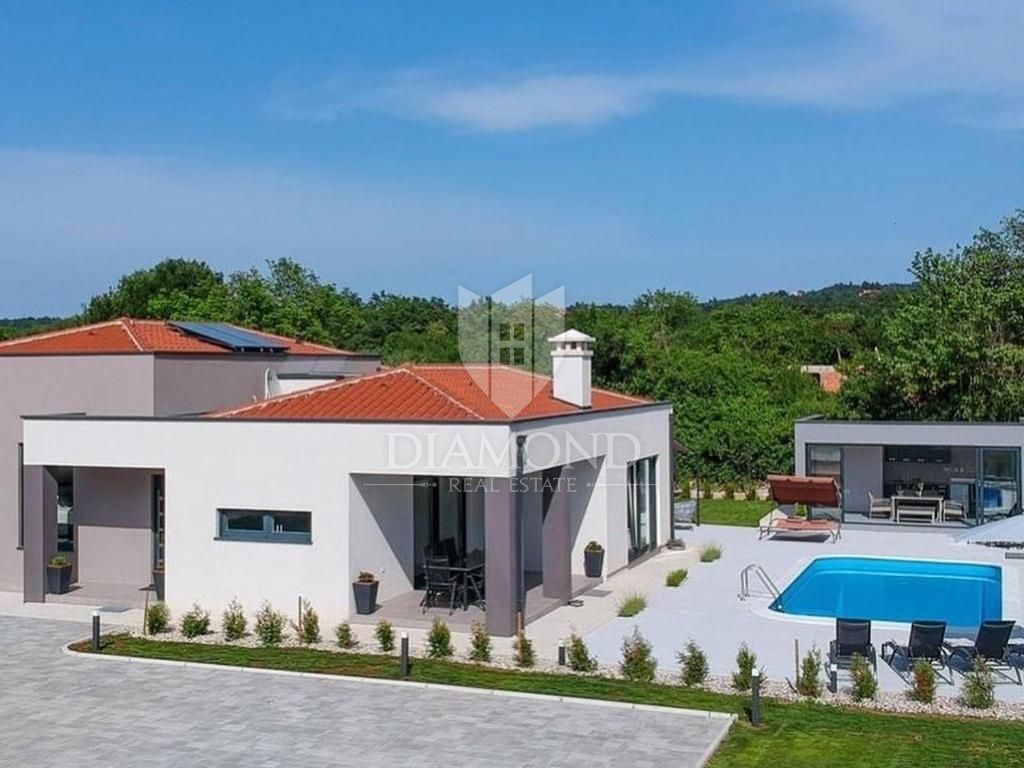 Labin, moderna počitniška vila z ogrevanim bazenom