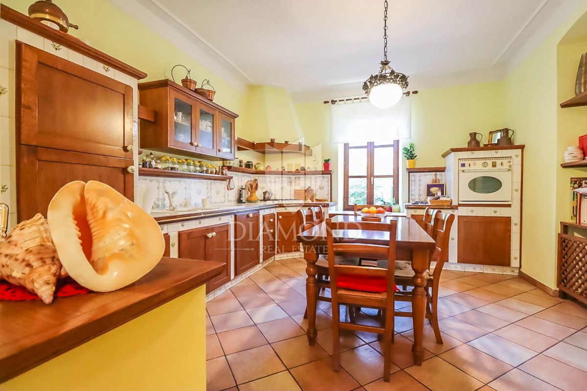 Rovinj, center, lepa hiša z velikim vrtom