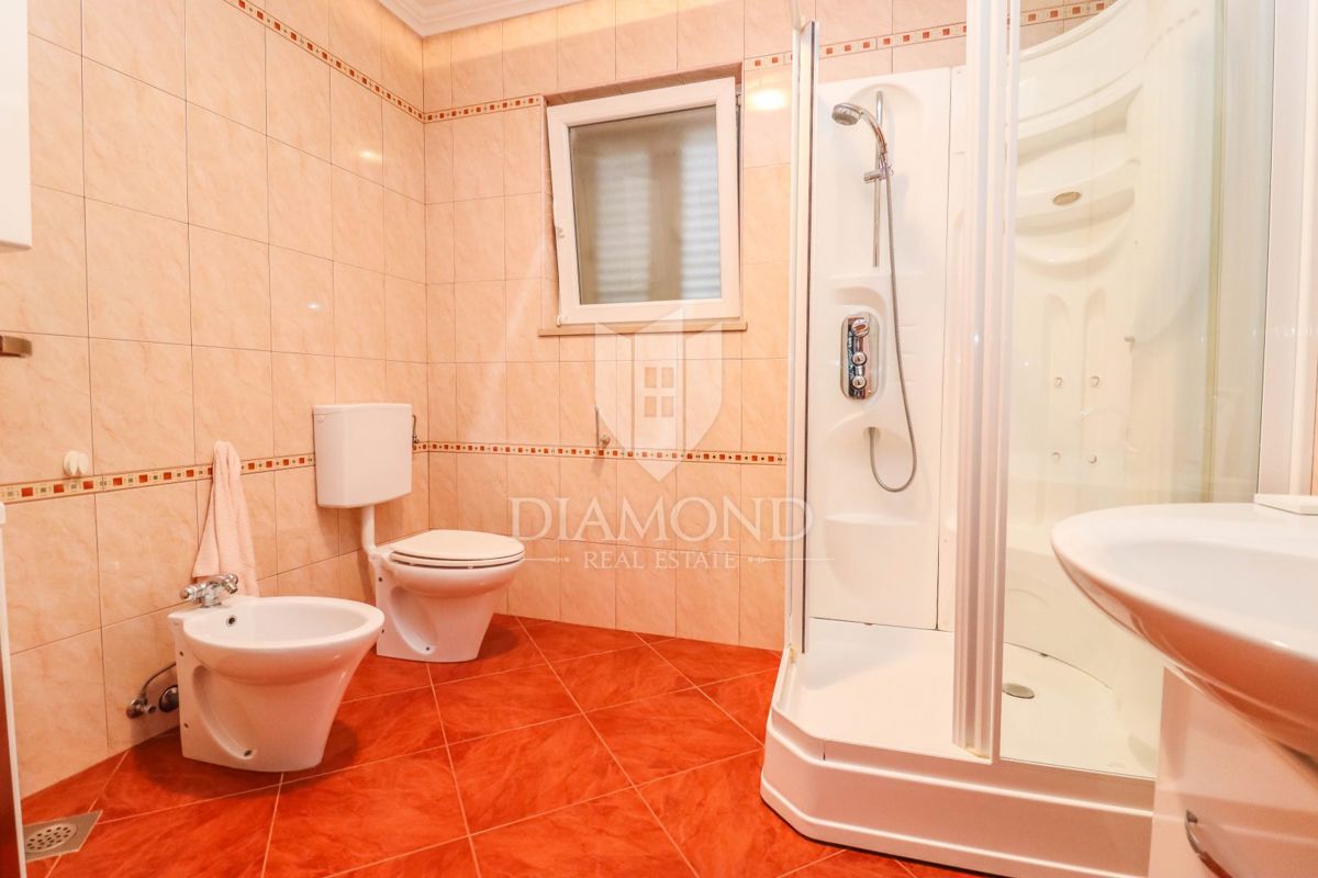Rovinj, okolica, hiša z bazenom in pogledom na morje
