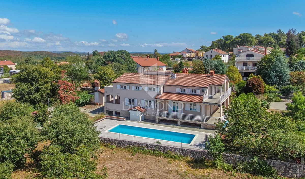Rovinj, okolica, hiša z bazenom in pogledom na morje