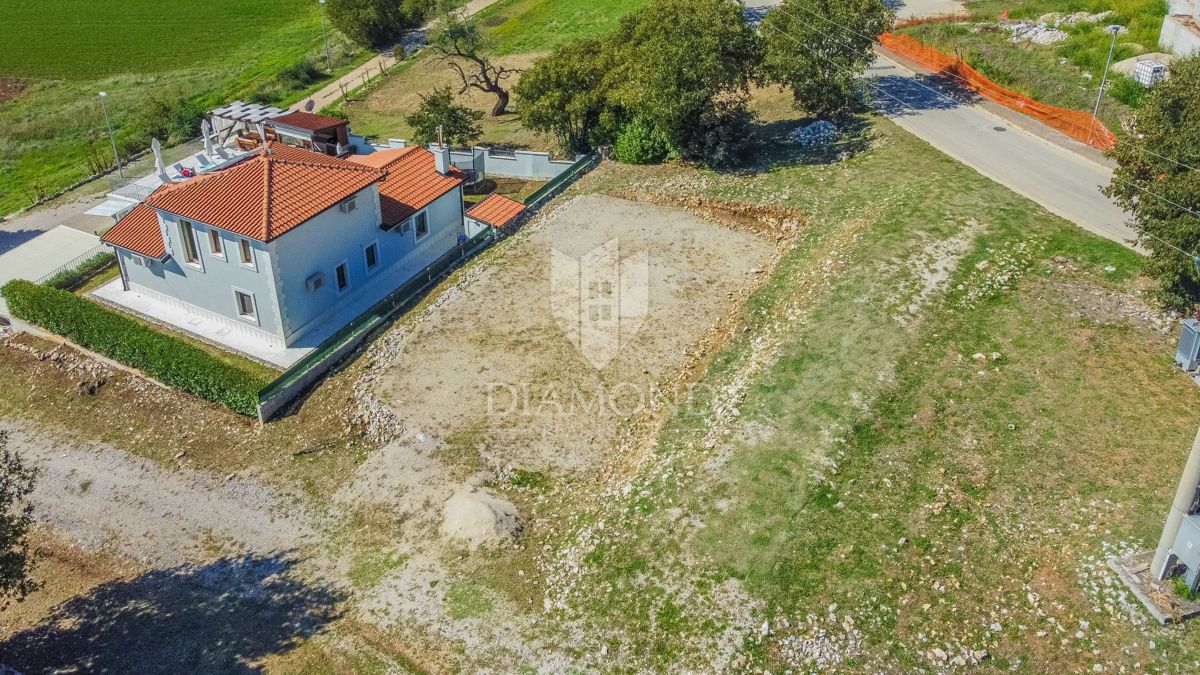 Novigrad, okolica! Hiša z bazenom in dvema zemljiščema s projekti!