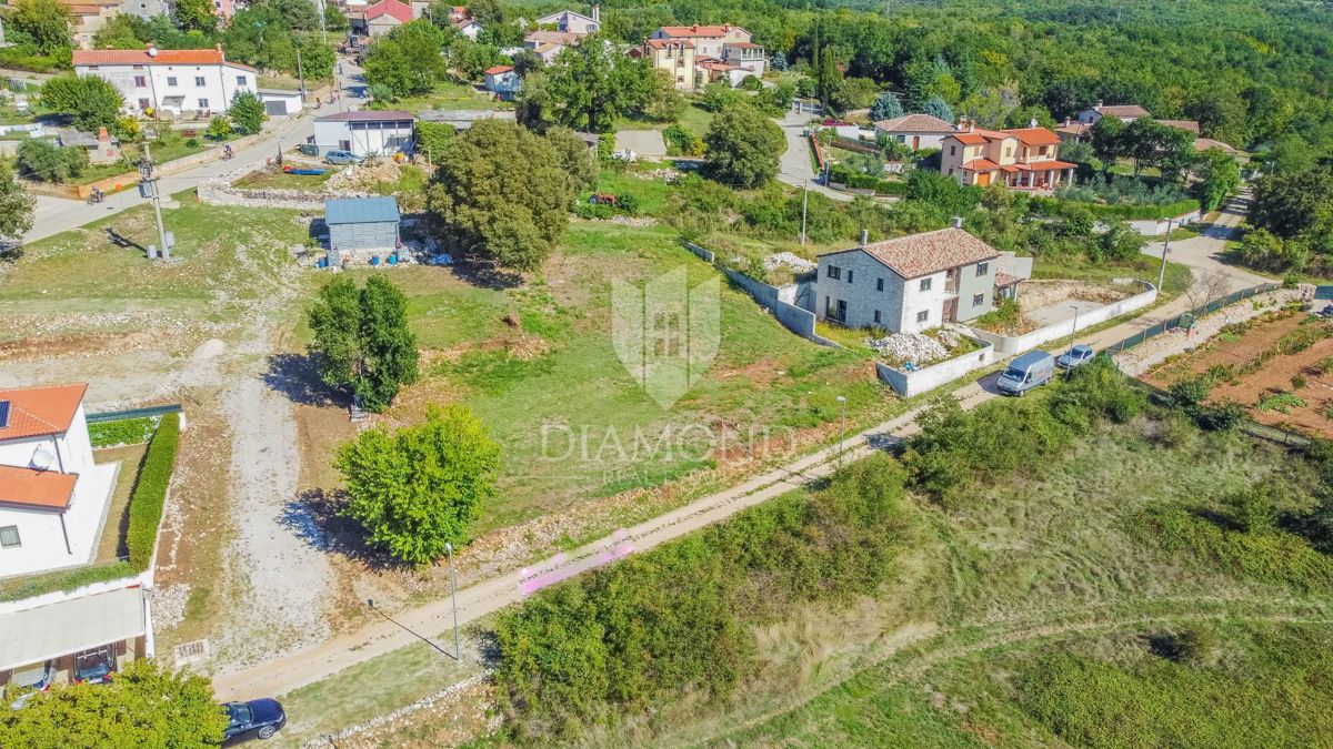 Novigrad, okolica! Hiša z bazenom in dvema zemljiščema s projekti!