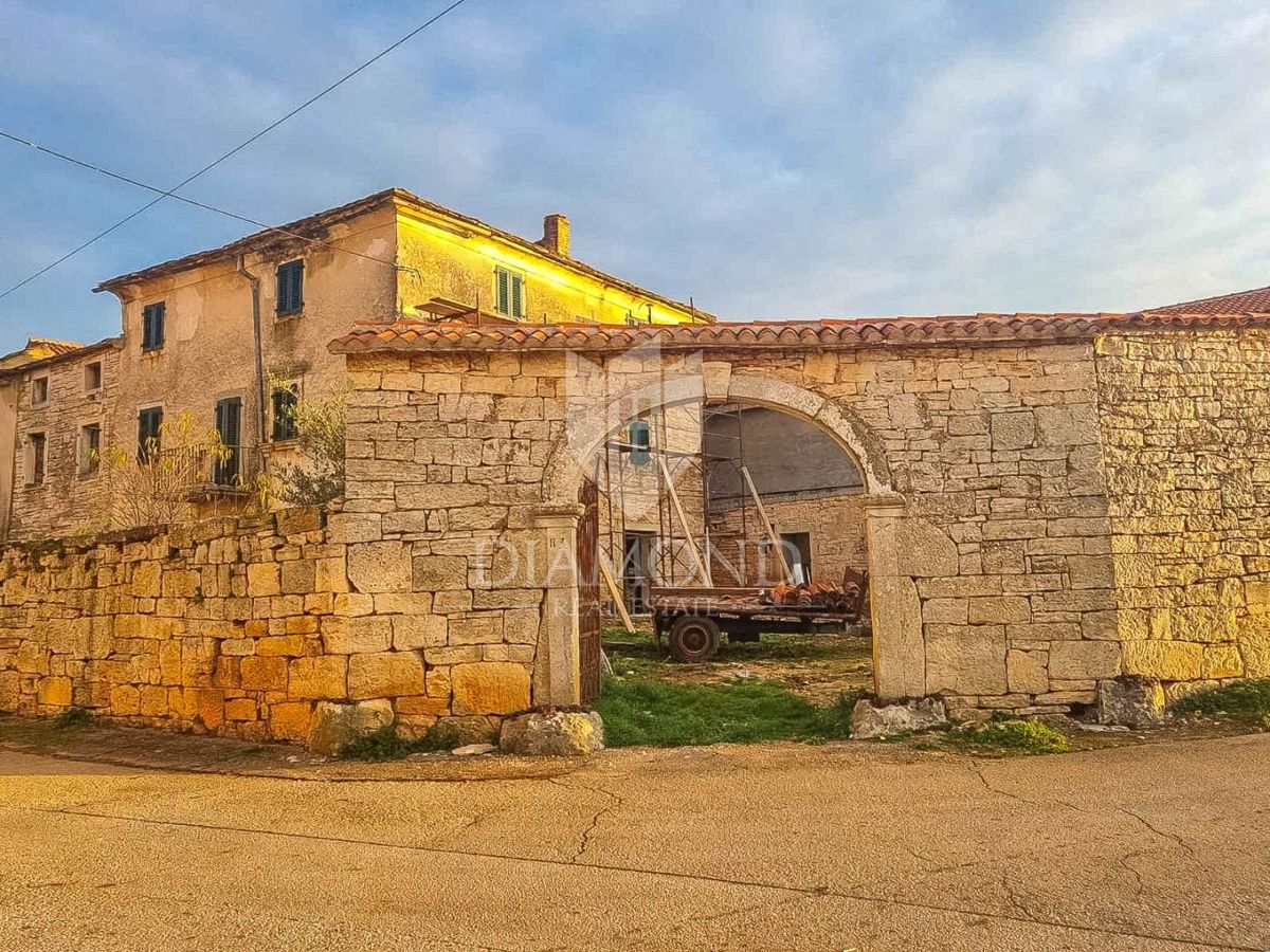 Poreč, okolica, čudovita nepremičnina za nadaljnjo prenovo!