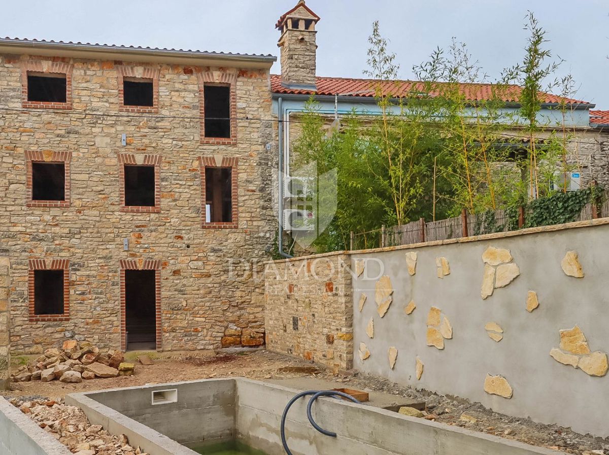 Svetvinčenat, okolica, kamnita hiša z bazenom