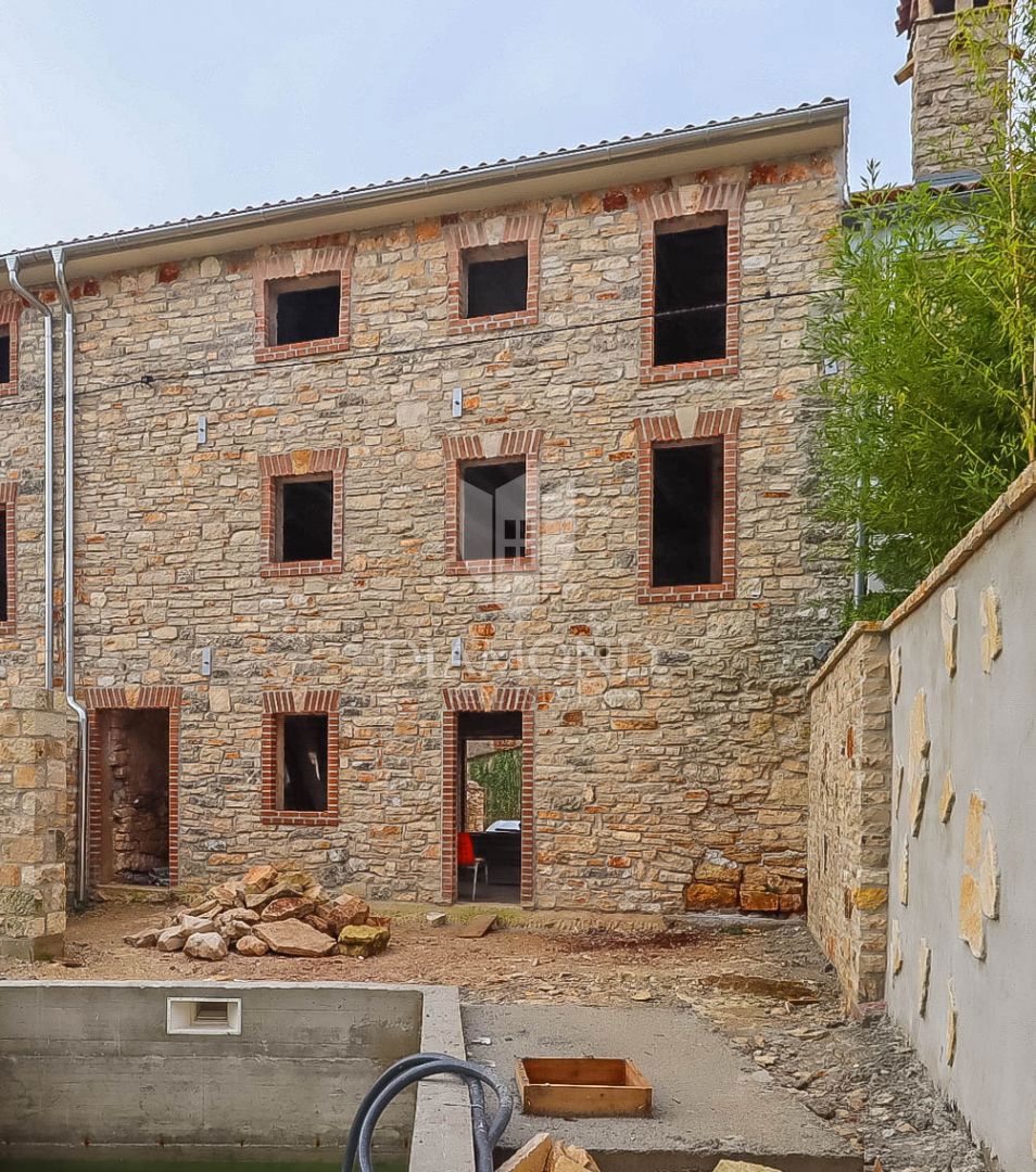 Svetvinčenat, okolica, kamnita hiša z bazenom