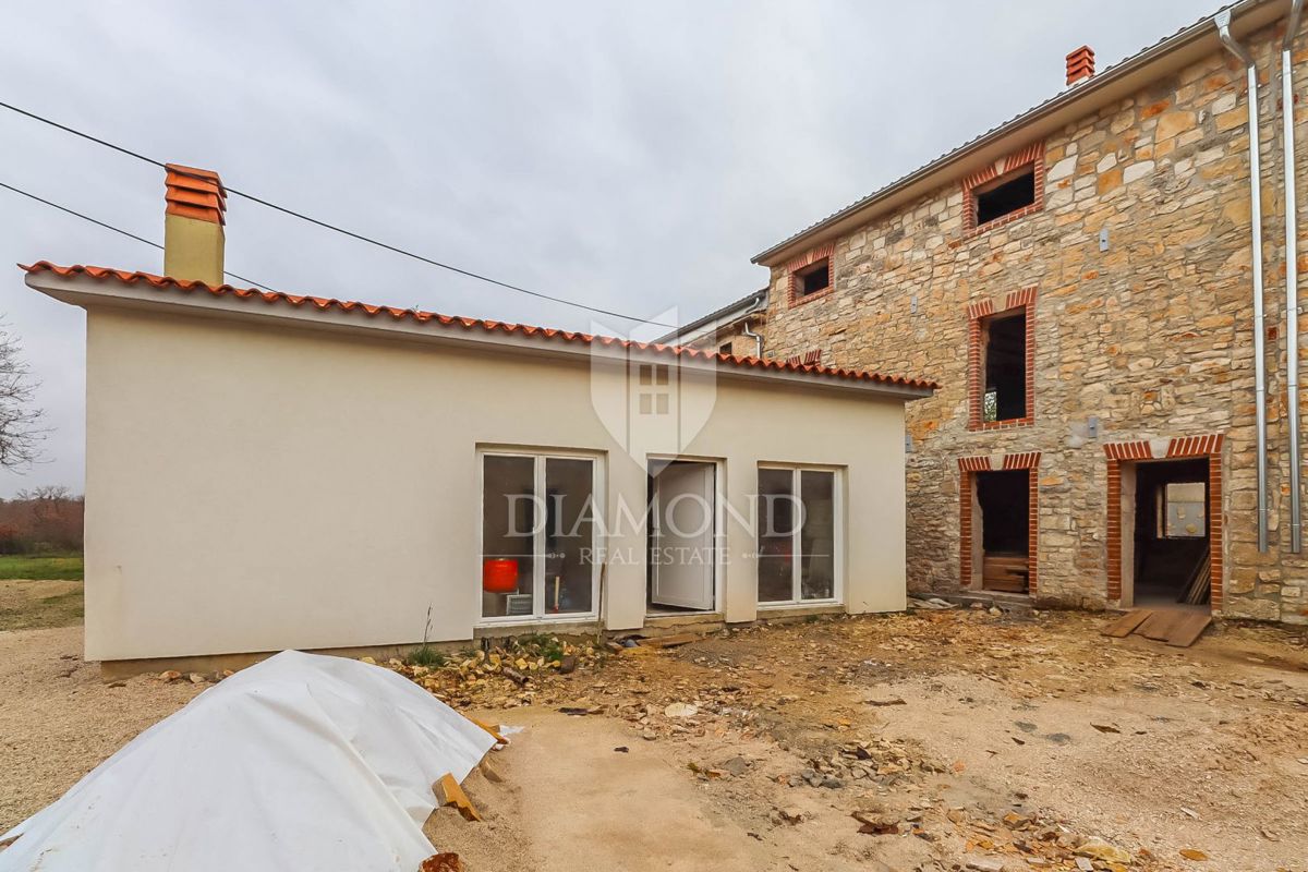 Svetvinčenat, okolica, kamnita hiša z bazenom