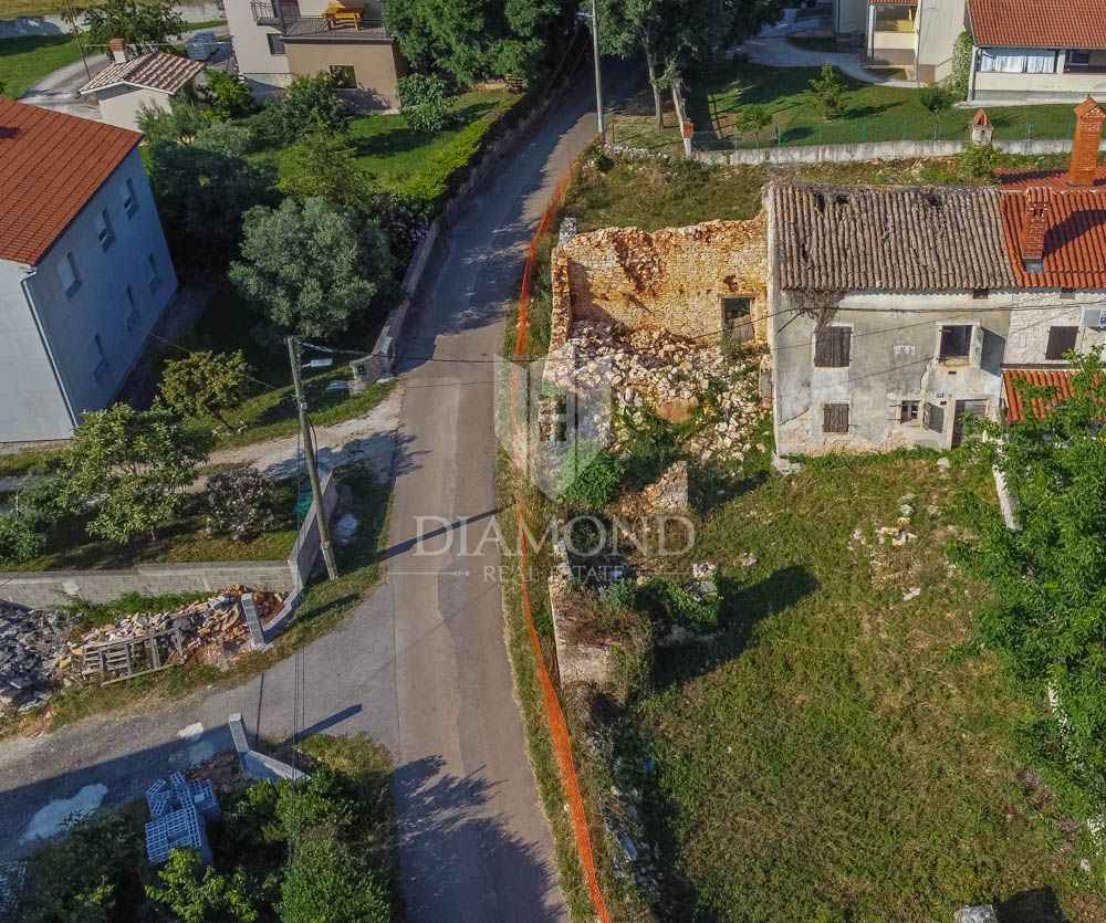 Pula, okolica, stara istrska hiša z zemljiščem