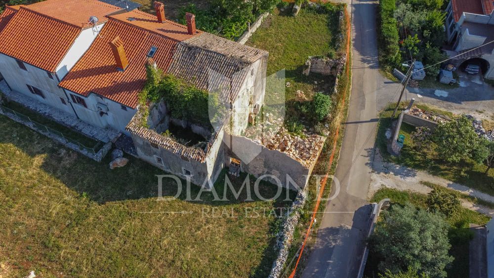 Pula, okolica, stara istrska hiša z zemljiščem