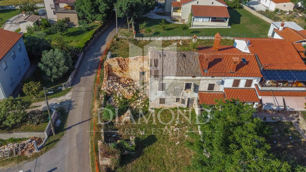 Pula, okolica, stara istrska hiša z zemljiščem