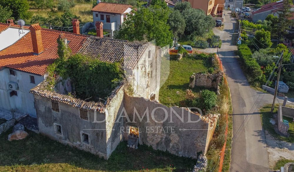 Pula, okolica, stara istrska hiša z zemljiščem