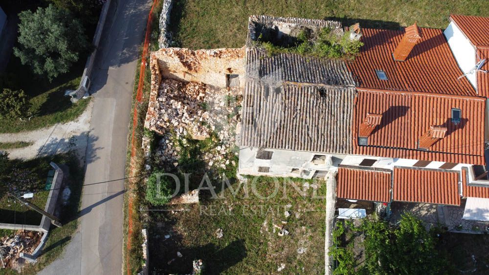 Pula, okolica, stara istrska hiša z zemljiščem