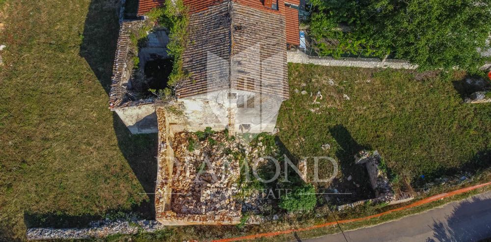 Pula, okolica, stara istrska hiša z zemljiščem