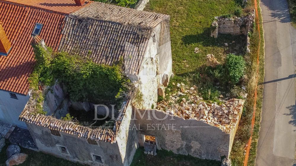 Pula, okolica, stara istrska hiša z zemljiščem
