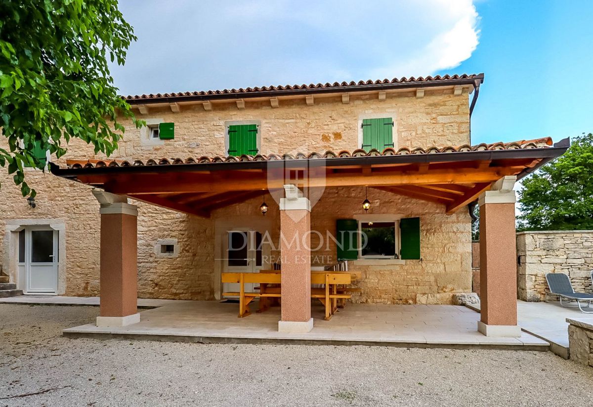 Žminj, kamnita hiša z bazenom in prostornim vrtom