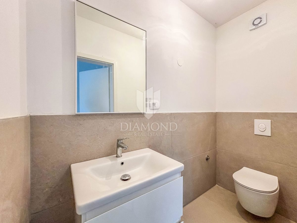 Poreč, okolica, trisobno stanovanje v prvem nadstropju s strešno teraso!