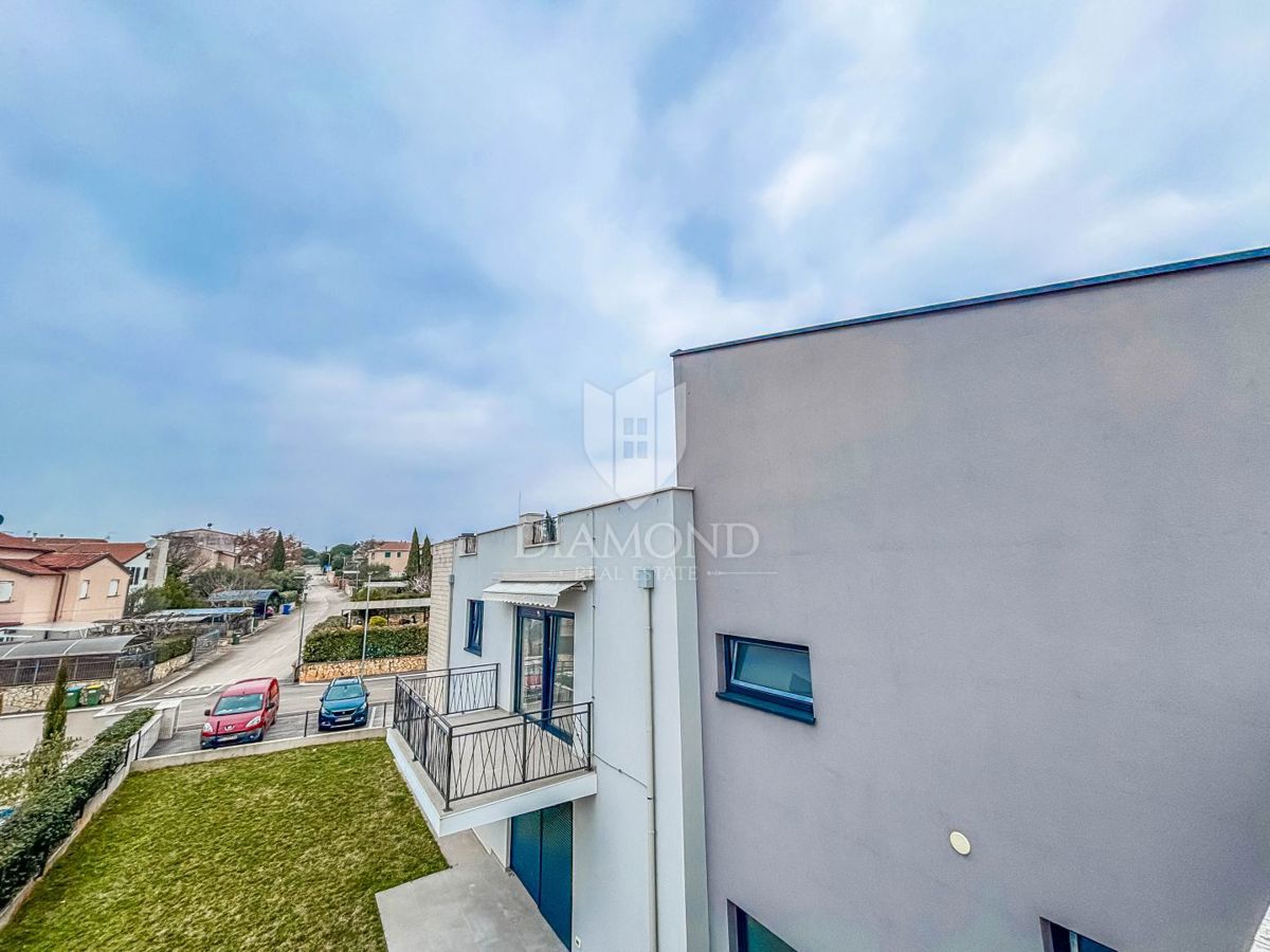 Poreč, okolica, trisobno stanovanje v prvem nadstropju s strešno teraso!