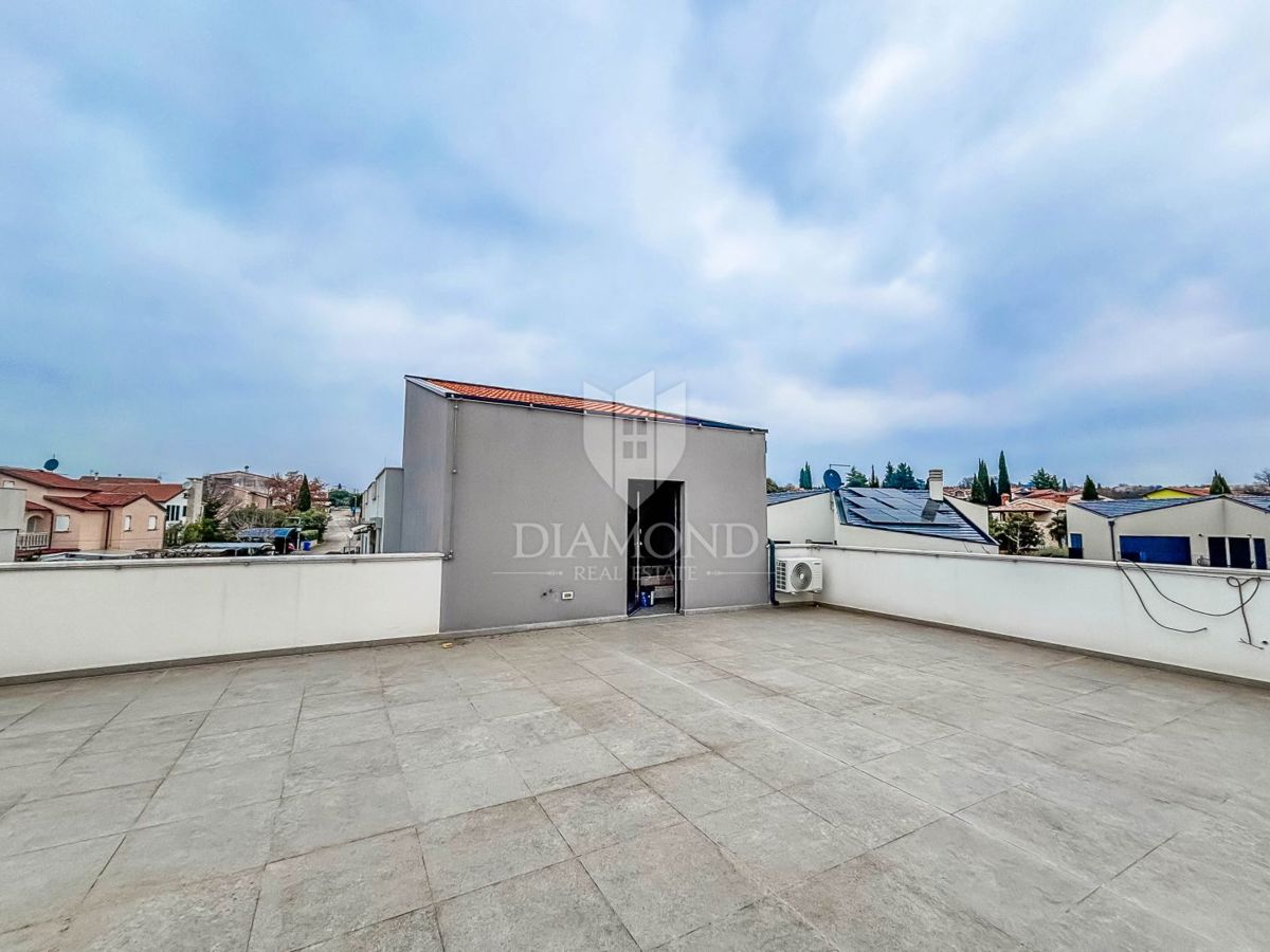 Poreč, okolica, trisobno stanovanje v prvem nadstropju s strešno teraso!