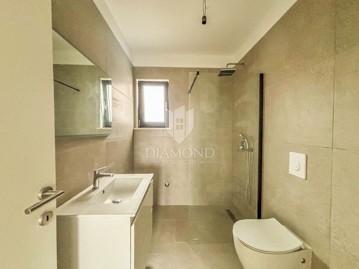 Poreč, okolica, trisobno stanovanje v prvem nadstropju s strešno teraso!